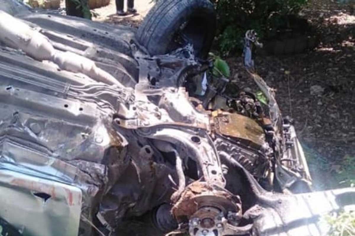 Kondisi mobil Toyota Yaris, usai tertabrak KA Penataran di Jatiguwi. (ws2) - Yaris vs KA Penataran di Jatiguwi, Ibu Kritis Anak Tewas