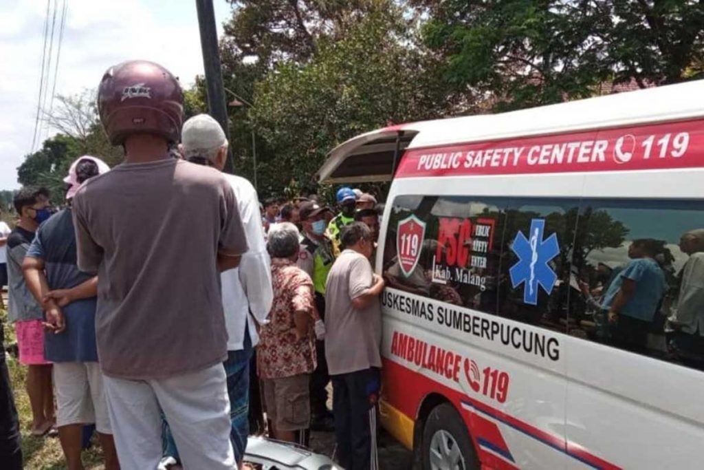 Korban tabrakan dievakuasi. (ws2) - Yaris vs KA Penataran di Jatiguwi, Ibu Kritis Anak Tewas