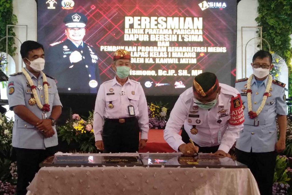 Penandatanganan prasasti klinik Pratama Paricara, dapur bersih dan rehabilitasi medis oleh Kakanwil Kemenkumham Jatim Krismono. (rhd) - Danang Yudiawan Gantikan Anak Agung Gde Krisna, Sebagai Kalapas Lowokwaru