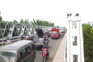 PADAT : Lalu lintas yang padat di Jembatan Bandar Ngalim Kediri yang dibangun pada tahun 1973. (ist) - Jembatan Bandar Ngalim Akan Dibuat 4 Lajur