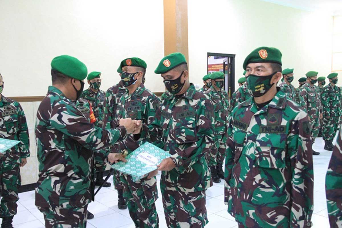 Letkol Dwi menyerahkan piagam penghargaan dan cinderamata kepada lima perwira yang pindah satuan - Dandim 0815 Lepas Lima Perwira Pindah Satuan