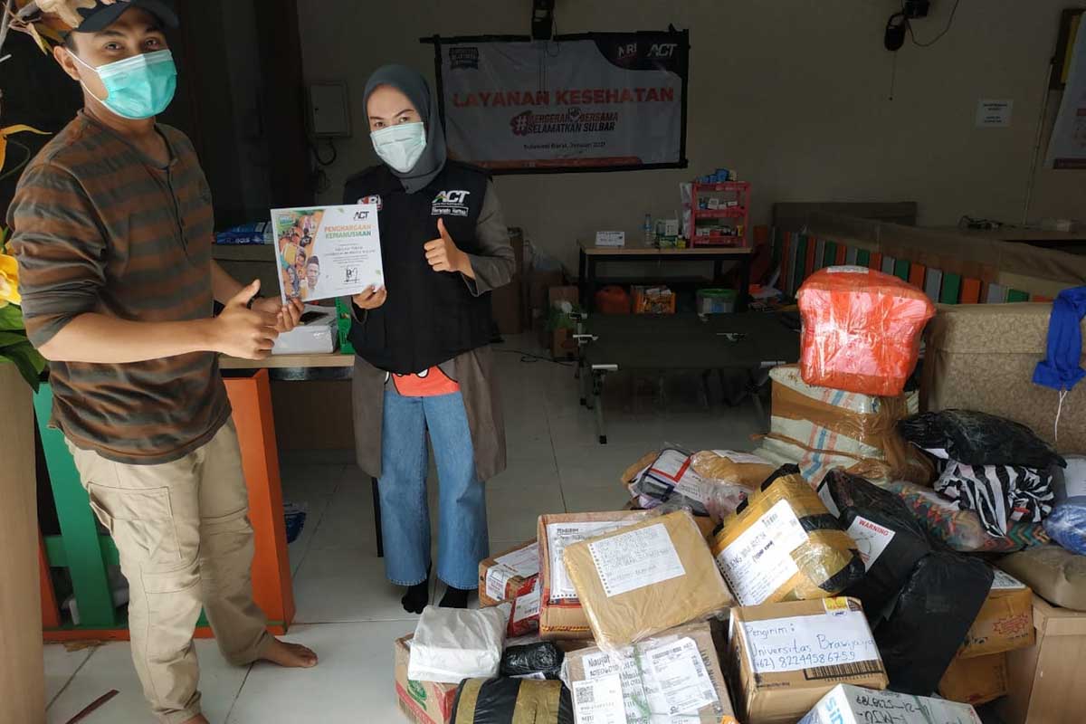 Maba FTUB serahkan bantuan. (ist) - Meski Pandemi, Maba FTUB Ikuti KKM Dharma Bhakti 2021