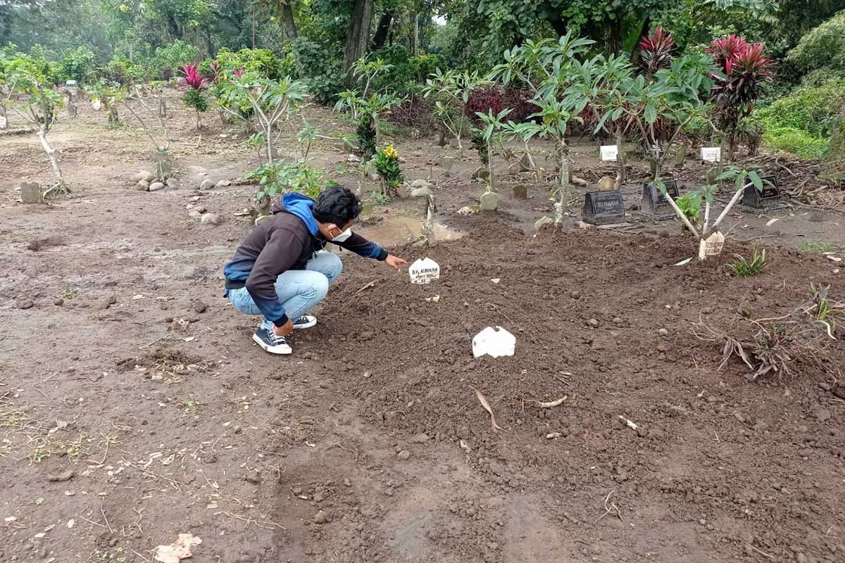 Makam yang dibongkar di Desa Keling, Kecamatan Kepung, Kabupaten Kediri, pada Rabu (17/03/2021) - Satreskrim Polres Kediri Bongkar Makam Warga Desa Keling