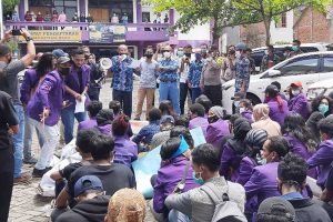 Massa aksi mahasiswa beraudensi dengan pihak Kampus Unitri. (ist) - Aliansi Mahasiswa Peduli Kampus Unitri Tuntut Pemotongan SPP