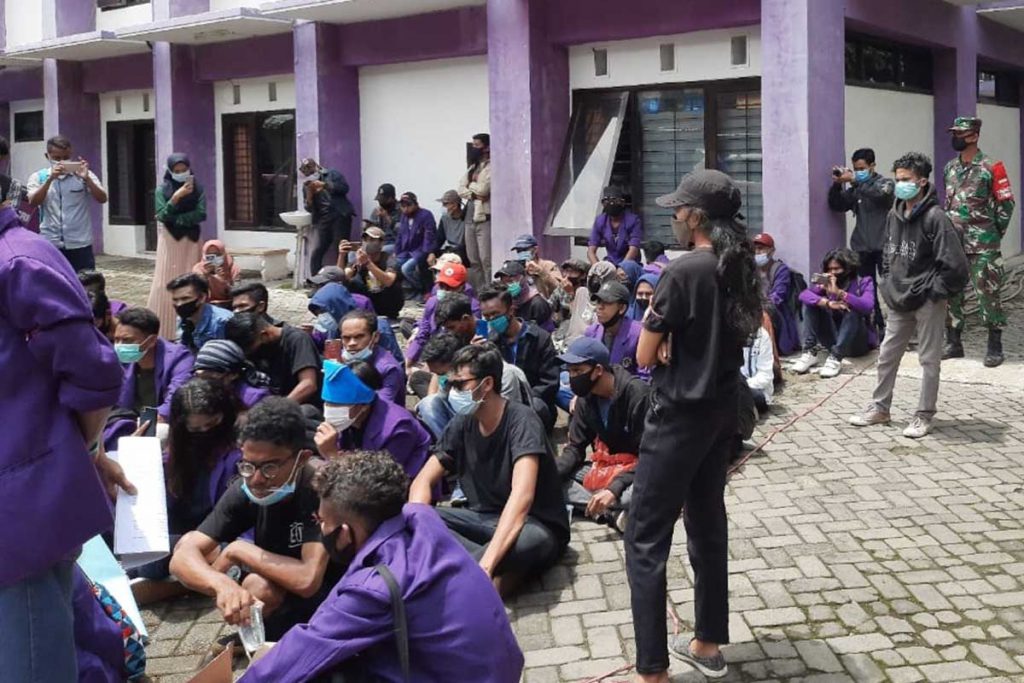Massa aksi masih menggunakan masker. (ist) - Aliansi Mahasiswa Peduli Kampus Unitri Tuntut Pemotongan SPP