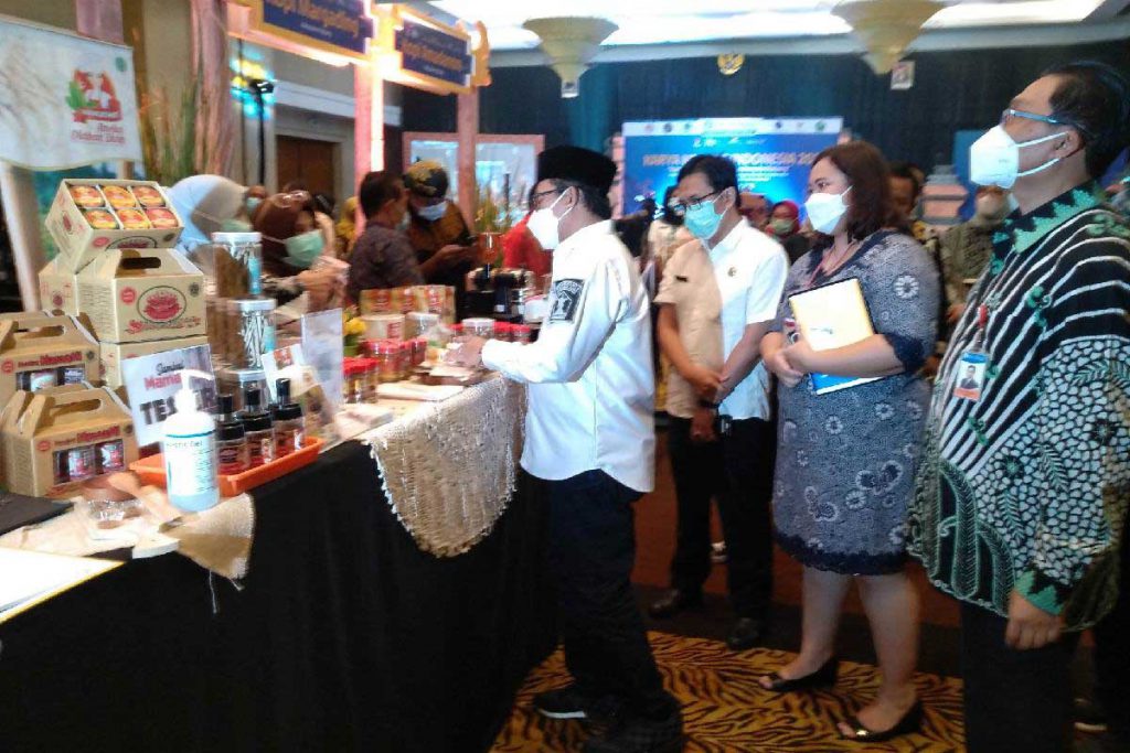 Mengunjungi stand UMKM peserta KKI. (rhd) - Karya Kreatif Indonesia BI Stimulus UMKM dalam Pemulihan Ekonomi Nasional