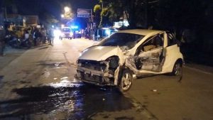 HANCUR - Mobil Honda Brio bernopol L 1746 J yang dikendarai 6 penumpang oleng menabrak pagar Balai Desa Kebaron, Kecamatan Tulangan, Sidoarjo hingga mengakibatkan seorang tewas di lokasi kejadian dan 5 penumpang lain terluka, Selasa (23/03/2021) dini hari - Honda Brio Oleng Tabrak Pagar, 1 Tewas 5 Terluka - Dikemudikan Mahasiswa