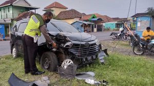 Mobil Xenia ringsek bagian depan, pasca menabrak tiang lampu PJU di Jln. Raya Desa Lajuk, Porong. (gus) - Sopir Ngantuk, Xenia Tabrak Tiang Lampu PJU