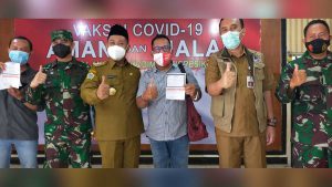 Moch. Sugeng wartawan Memo X (tengah) didampingi Bupati Gresik, Kadinkes dan Dandin 0817 usai menerima Vaksin Covid-19 - Disaksikan Bupati, Wartawan Gresik Terima Vaksin Covid-19