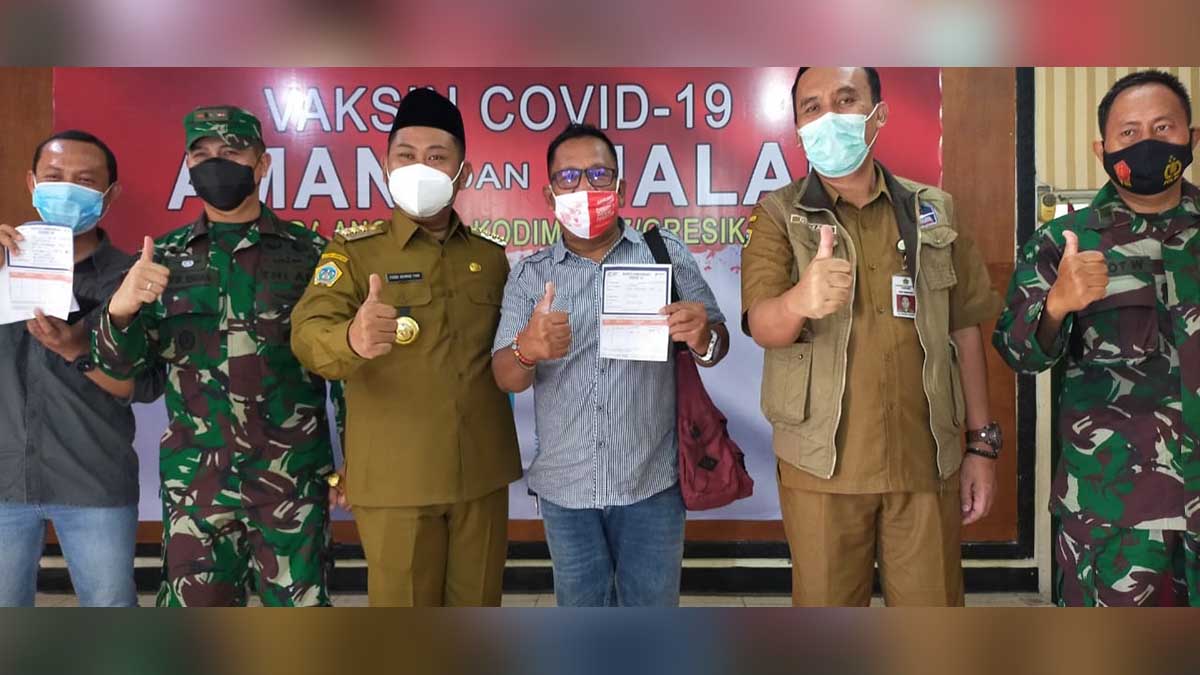 Moch. Sugeng wartawan Memo X (tengah) didampingi Bupati Gresik, Kadinkes dan Dandin 0817 usai menerima Vaksin Covid-19 - Disaksikan Bupati, Wartawan Gresik Terima Vaksin Covid-19