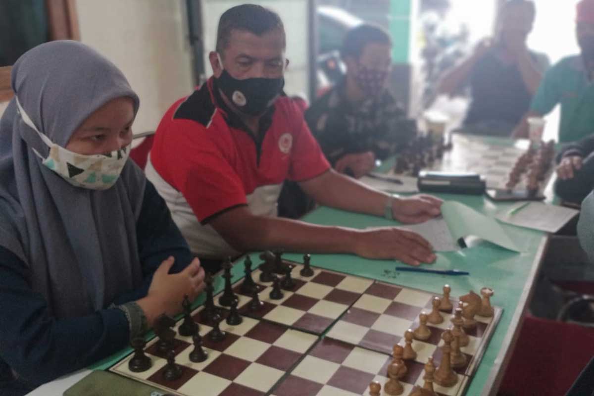 Nora Amelia ketika berlatih di Percasi Kabupaten Malang. (ws2) - Nora Amelia, Pecatur Internasional Asal Kabupaten Malang