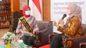 Novita Hardini (Baju Batik) bersma Duta GenRe di pendopo Manggala Praja Nugraha. (Foto/Fals Yudistira/Memo X) - Bunda GenRe Trenggalek Dukung Tumbuhnya Enterpreneur Muda