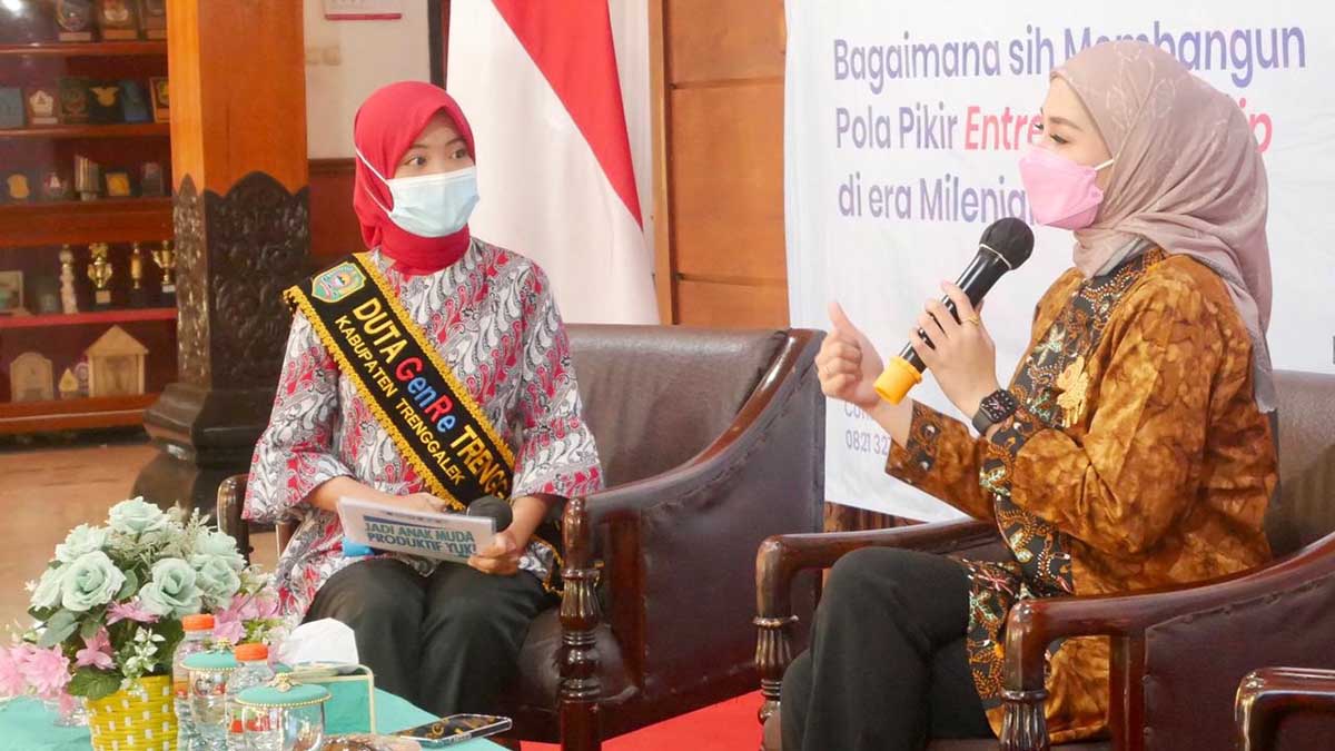 Novita Hardini (Baju Batik) bersma Duta GenRe di pendopo Manggala Praja Nugraha. (Foto/Fals Yudistira/Memo X) - Bunda GenRe Trenggalek Dukung Tumbuhnya Enterpreneur Muda
