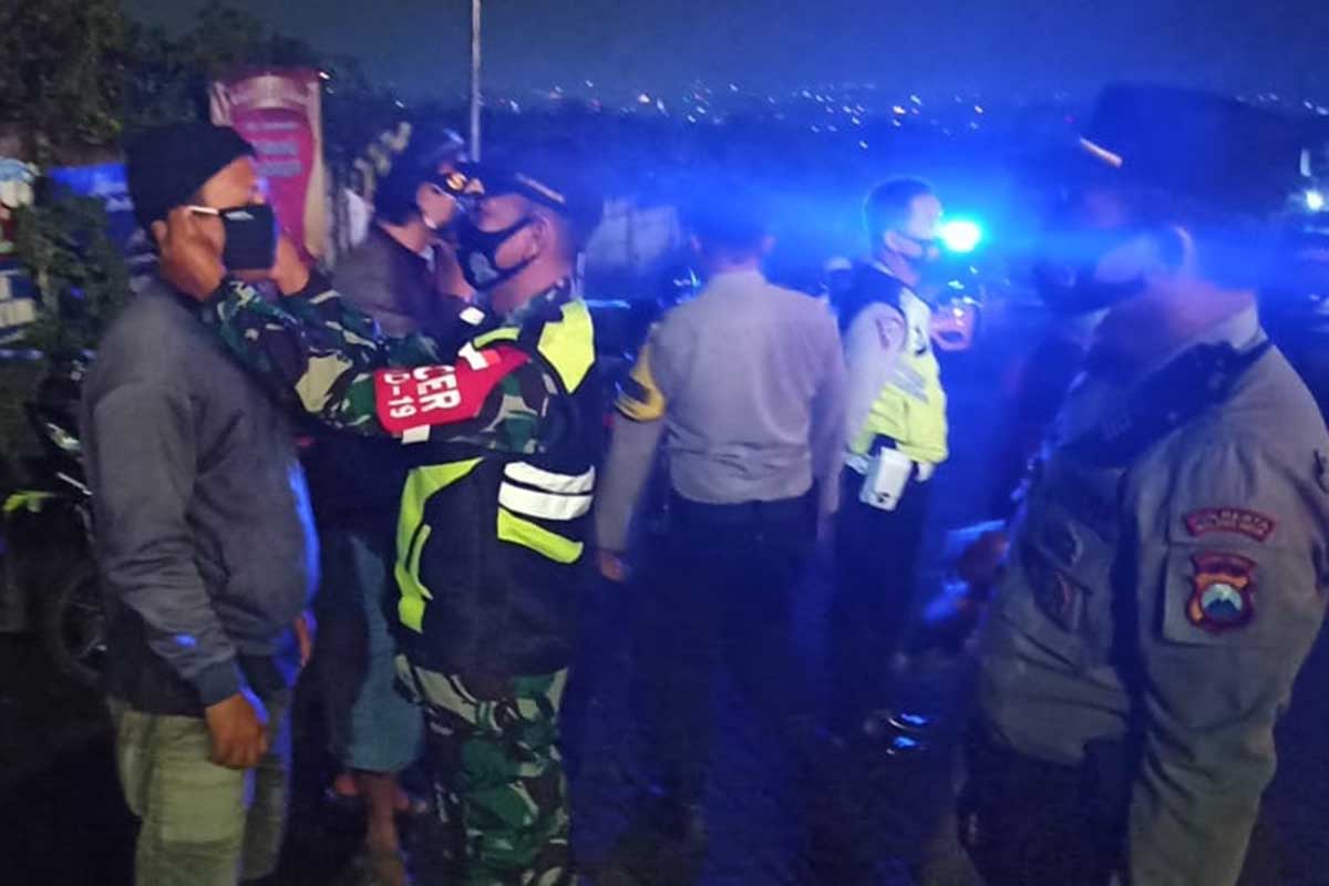 Operasi malam menyasar kafe. (ist) - Forpimcam Kedungkadang Operasi PPKM Serentak Pagi-Malam