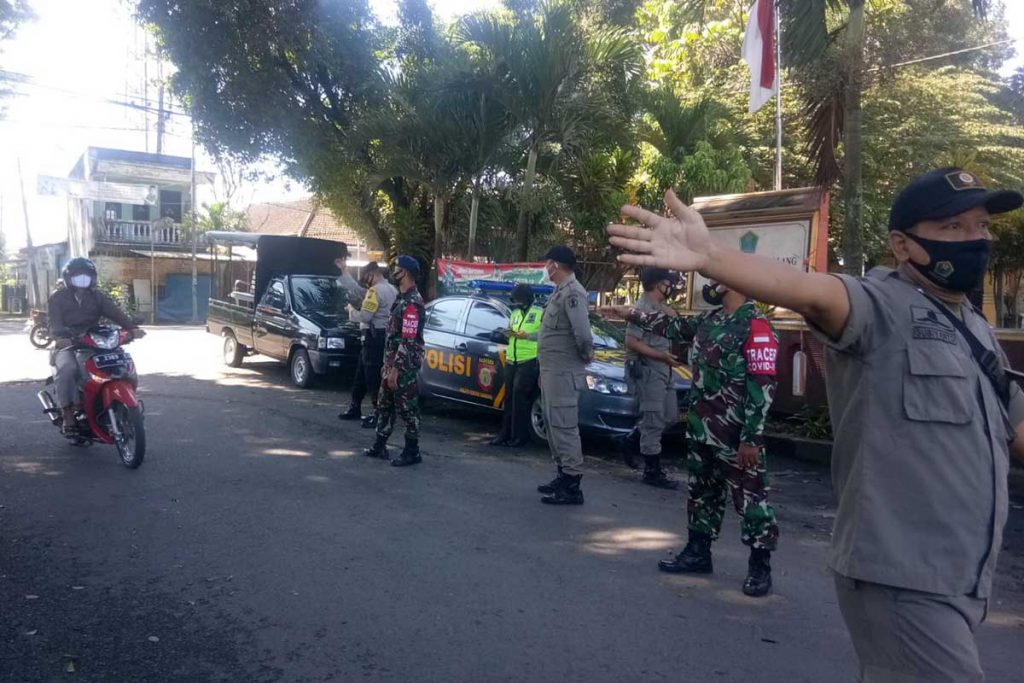Operasi menyasar pengguna jalan. (ist) - Forpimcam Kedungkadang Operasi PPKM Serentak Pagi-Malam