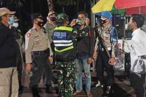 Opsgab PPKM Mikro jaring pengguna jalan di kawasan Velodrom, Sawojajar. (ist) - Malam Minggu, Opsgab PPKM Mikro Sasar Kafe dan Warung Sekitar Sawojajar