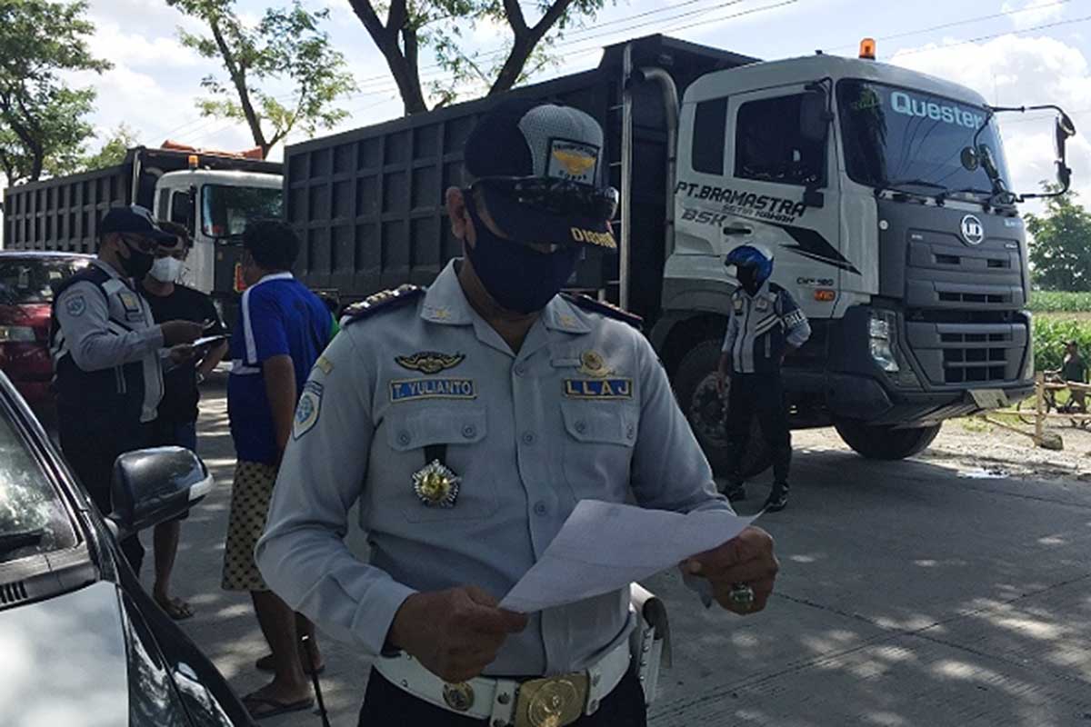 Opsgab truk kelebihan muatan - Opsgab Jaring Puluhan Truk Pelanggar di Kawasan Jeglongan Sewu