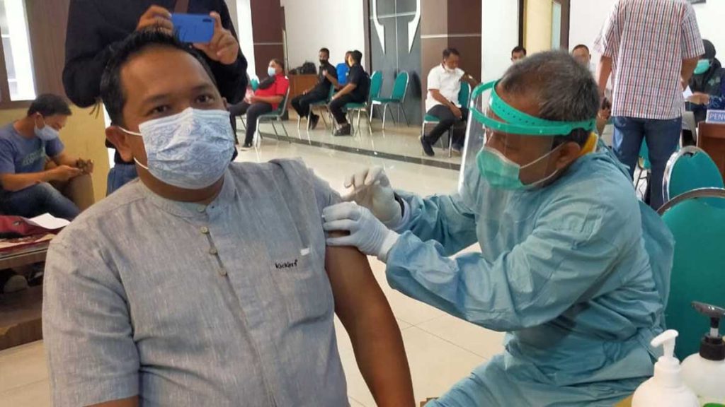 TEGANG: Para anggota DPRD Kabupaten Pasuruan saat menjalani vaksinasi di gedung DPRD Pasuruan - Jajaran DPRD Kabupaten Pasuruan Jalani Vaksinasi Covid-19