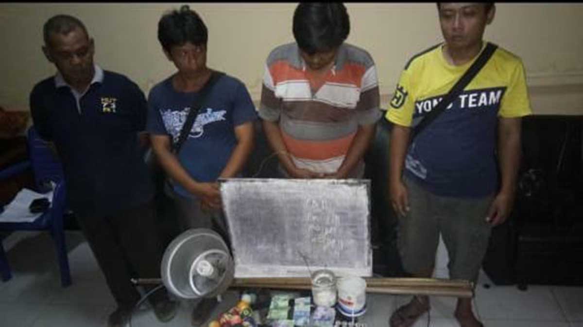 Para pelaku judi biliar beserta barang buktinya - Asyik Judi Biliar, Empat Orang Diciduk Polisi