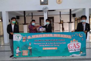 BERBAGI - Para pengurus OSIS SMA Al Muslim membagikan sarung dan mukenah untuk 10 masjid di sekitar JL Raya Wadungasri, Kecamatan Waru, Sidoarjo, Selasa (16/03/2021) - Siswa SMA Al Muslim Berbagi Sarung dan Mukena - Peringati Isra’ Mi’raj