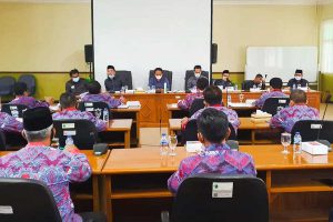 WADUL - Para perwakilan pengurus Persatuan Perangkat Desa Indonesia (PPDI) Sidoarjo wadul ke Komisi A DPRD Sidoarjo lantaran gajinya dibawah UMK Sidoarjo dan berharap kenaikan Penghasilan Tetap (Siltap), Selasa (30/03/2021) - Gaji Perangkat Desa di Sidoarjo Dibawah UMK