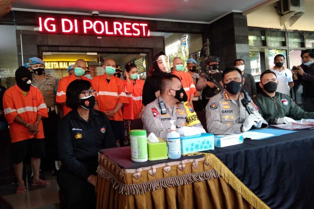 Para tersangka yang diamankan, salah satunya AH seorang ASN. (ws1) - Gunakan Narkoba untuk Dopping, ASN Diperiksa Langsung Polda Jatim