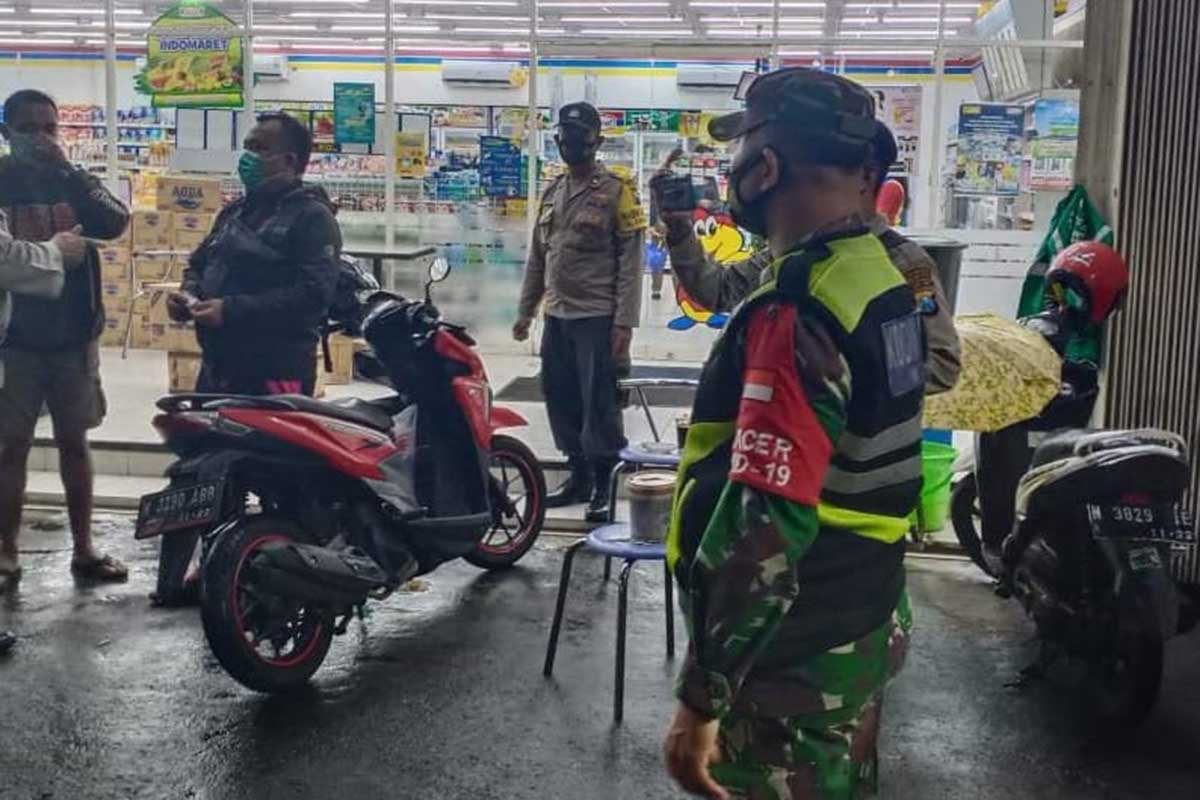 Patroli gabungan bubarkan kerumunan pada jam malam. (ist) - TNI-Polri Patroli Gabungan Bubarkan Kerumunan pada Jam Malam