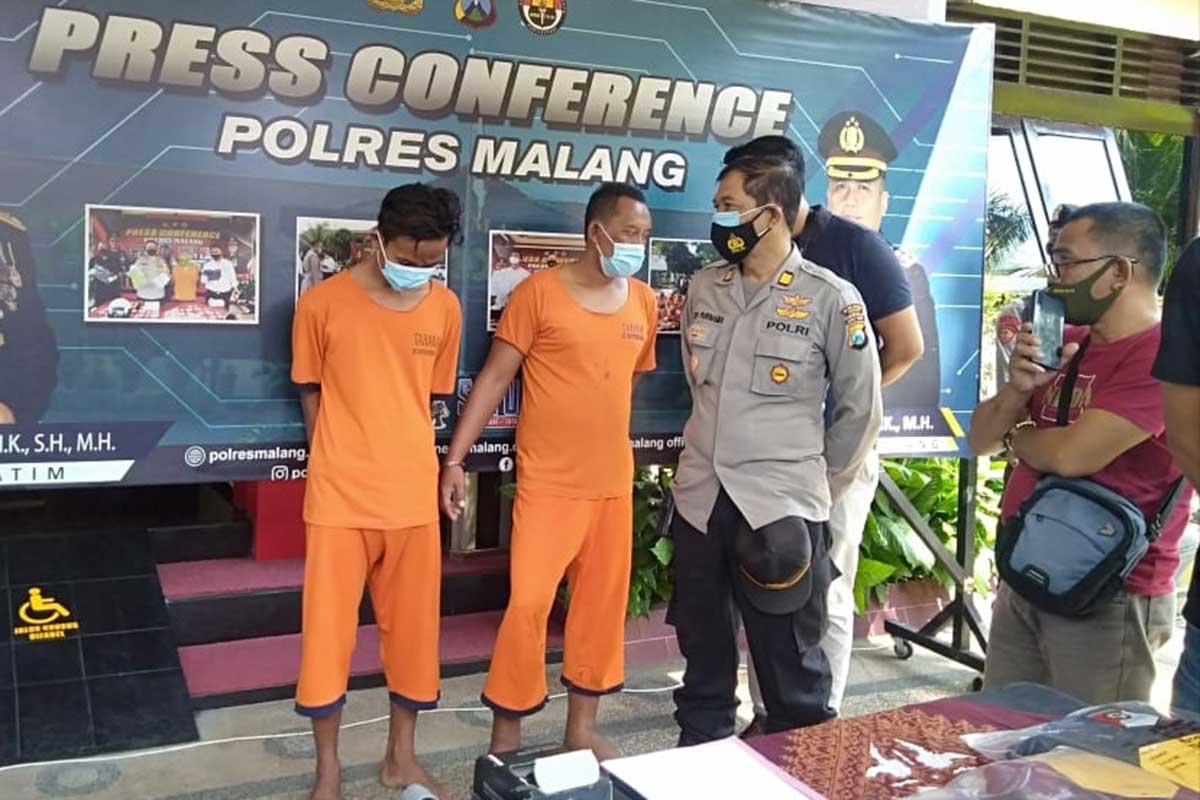 Pelaku pembunuhan dan pemerkosaan LC di Pakisaji digelandang polisi. (ws2) - Habis Ditabrak Truk, LC Diperkosa dan Tewas