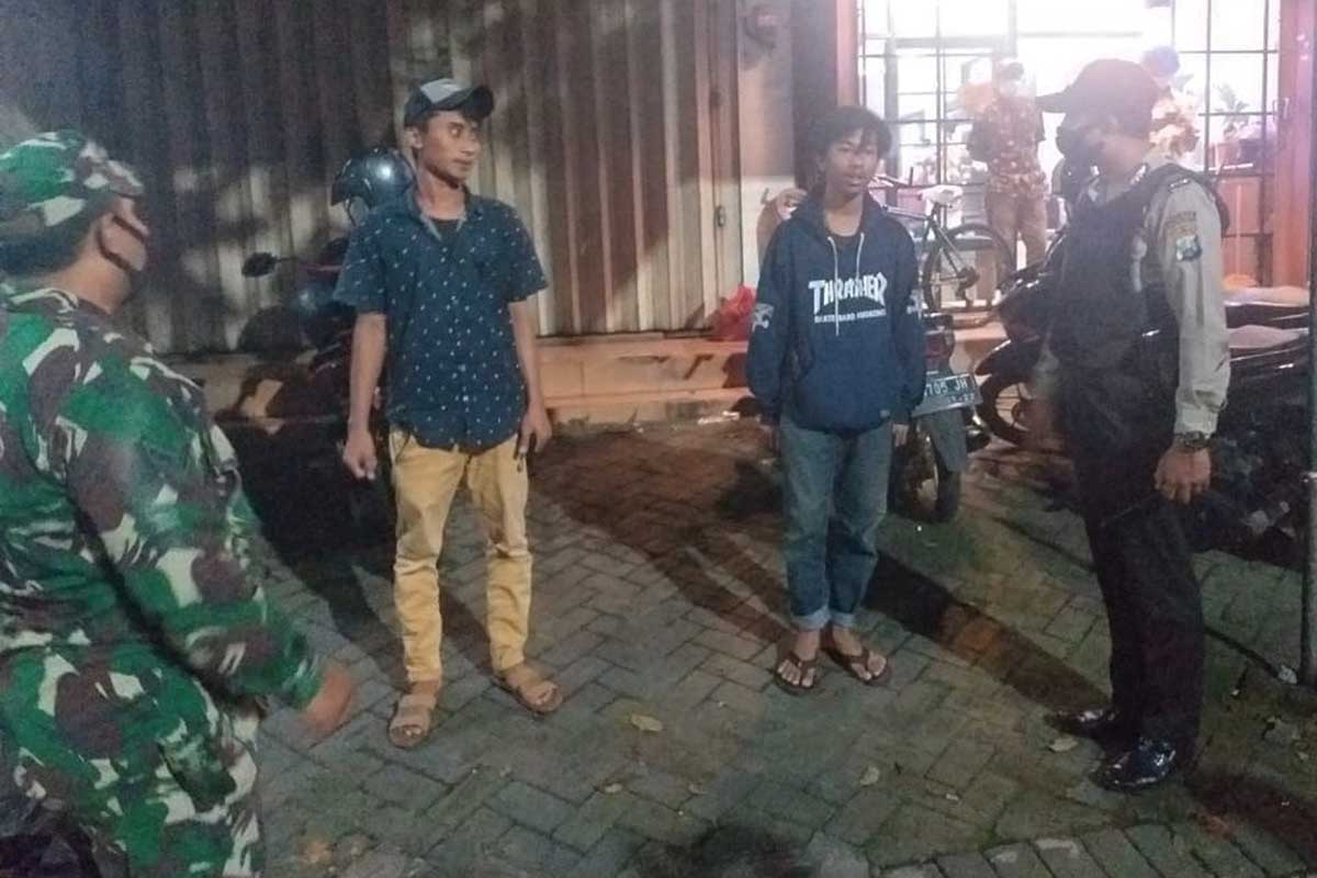 Pelanggar disanksi sosial mengucapkan Pancasila. (ist) - Muspika Klojen Kota Malang Gelar Operasi PPKM Malam
