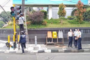 Pemasangan trafict light baru berdiameter lebih besar di simpang empat Rajabally. (ws1) - Persiapan E-Tilang, Dishub Genjot Pembenahan Sarpras