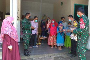 Pemberian masker kepada anak-anak Panti Asuhan Al Hikmah. (ist) - Babinsa - Bhabinkamtibmas Sawojajar Bantu 300 Masker ke Panti Asuhan Al Hikmah