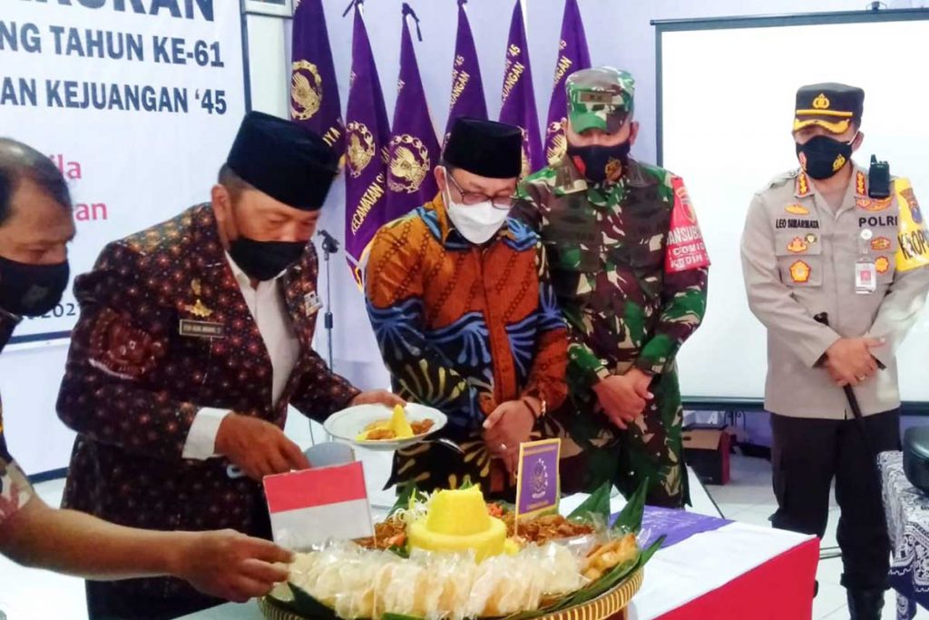 Forkopimda bersama para pejuang. (ist) - Pemotongan tumpeng simbolis tasyakuran HUT DHC BPK. (ist) - Meneladani Nilai Perjuangan, Sutiaji: Kembalikan Semua ke Demokrasi Pancasila