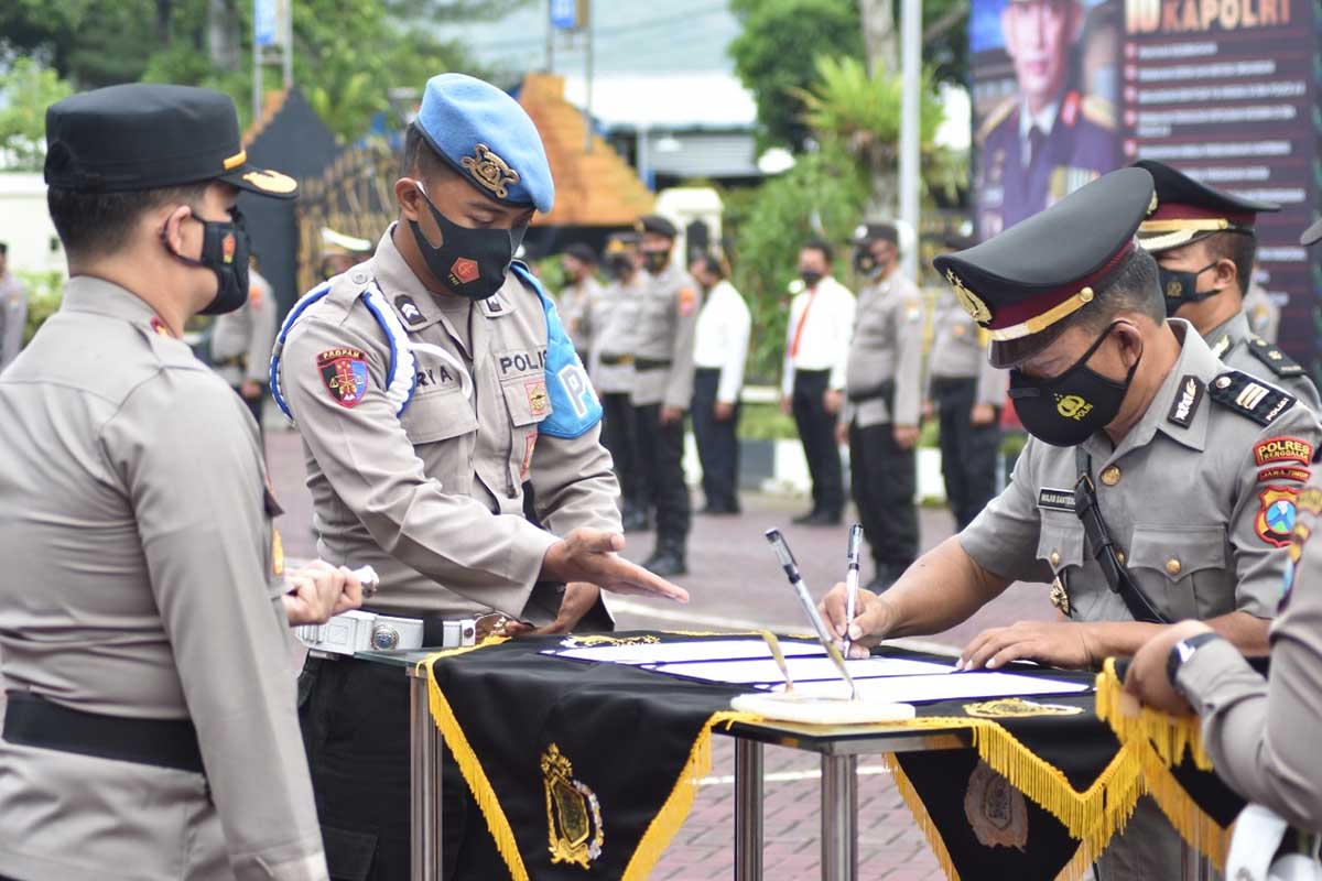 Penandatanganan Sertijab di saksikan Kapolres Trenggalek (Foto/Fals Yudistira/Memo X) - Lima Posisi Pejabat Polres Trenggalek Dirotasi