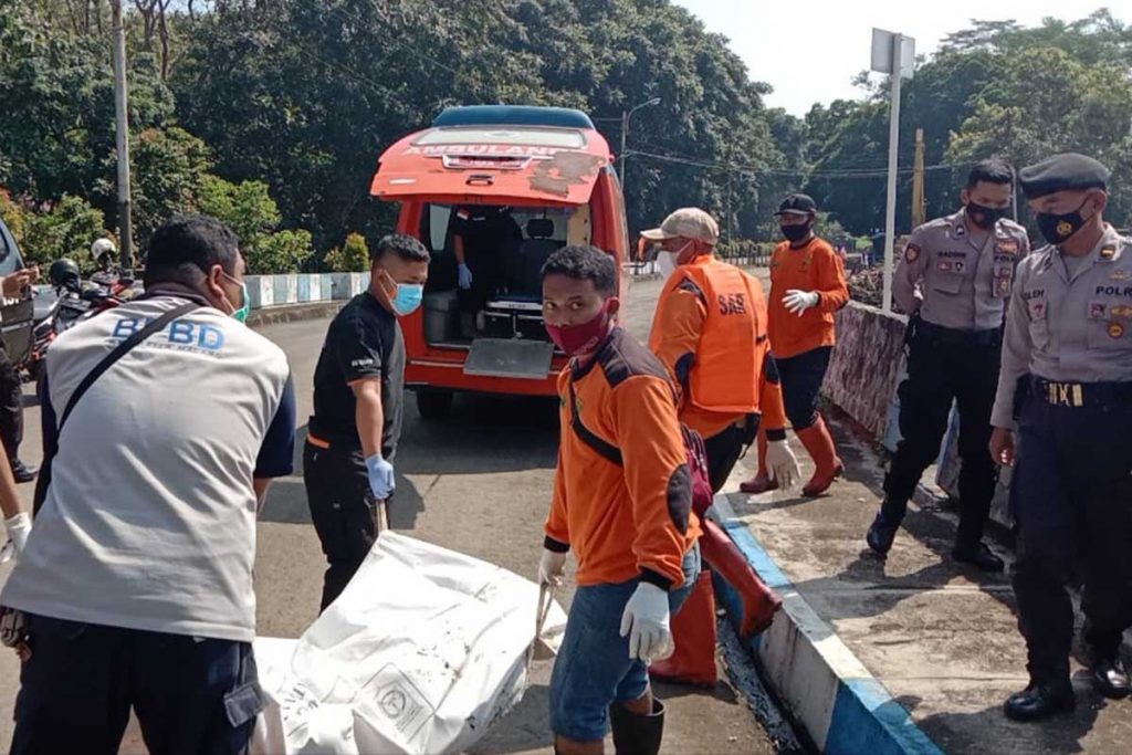Penemuan mayat laki-laki di Bendungan Sengguruh. (ist) - Niat Cari Sampah, Malah Nemu Mayat