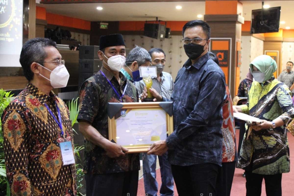 Penerimaan penghargaan Anugerah Pustaka. (ist) - UM Press Raih Anugerah Pustaka