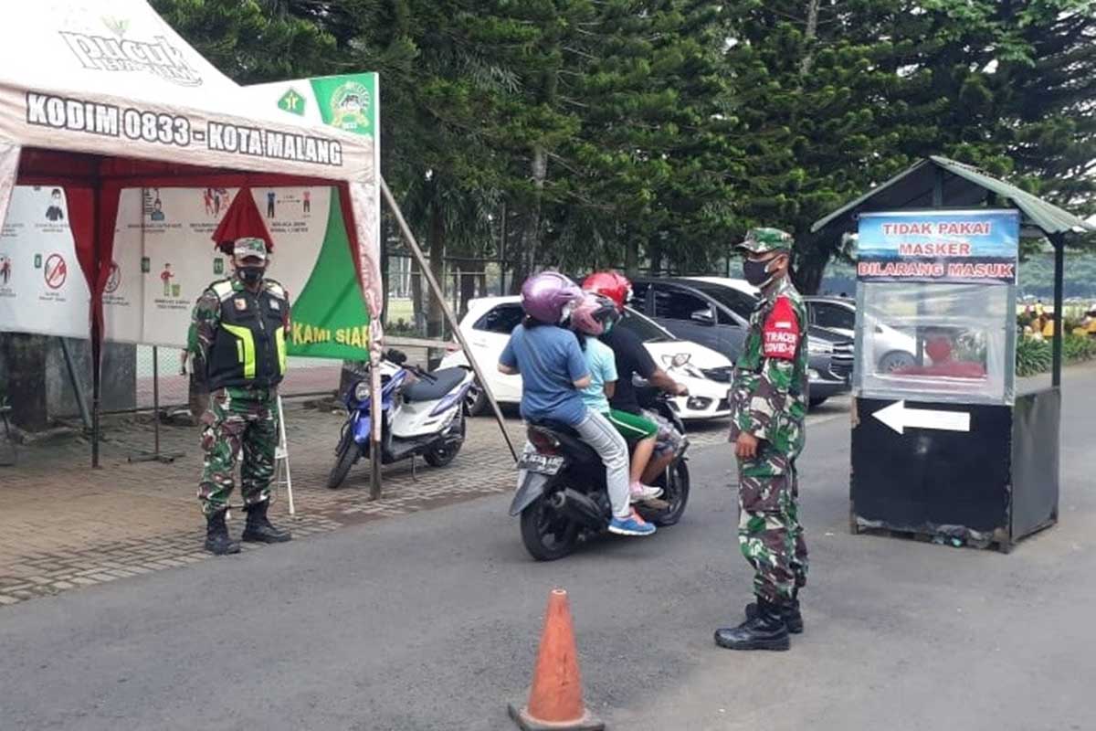Pengetatan prokes saat keluar masuk lapangan Rampal. (ist) - PPKM Mikro Diperpanjang, TNI-Polri Tindak Lebih Tegas
