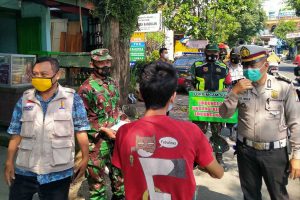 Pengguna jalan yang kedapatan tak memakai masker, disanksi sosial, dihimbau dan diberikan masker gratis. (ist) - Personel Gabungan Sukun Intensif Operasi PPKM Mikro