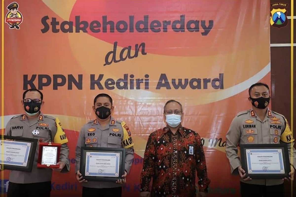 Penghargaan ini diserahkan Kepala KPPN Kediri, kepada Kapolres Kediri AKBP Lukman Cahyono, S.I.K, M.H, di Kantor KPPN Kediri, Selasa (30/03/21) - Polres Kediri Terima Penghargaan dari KPPN Kediri
