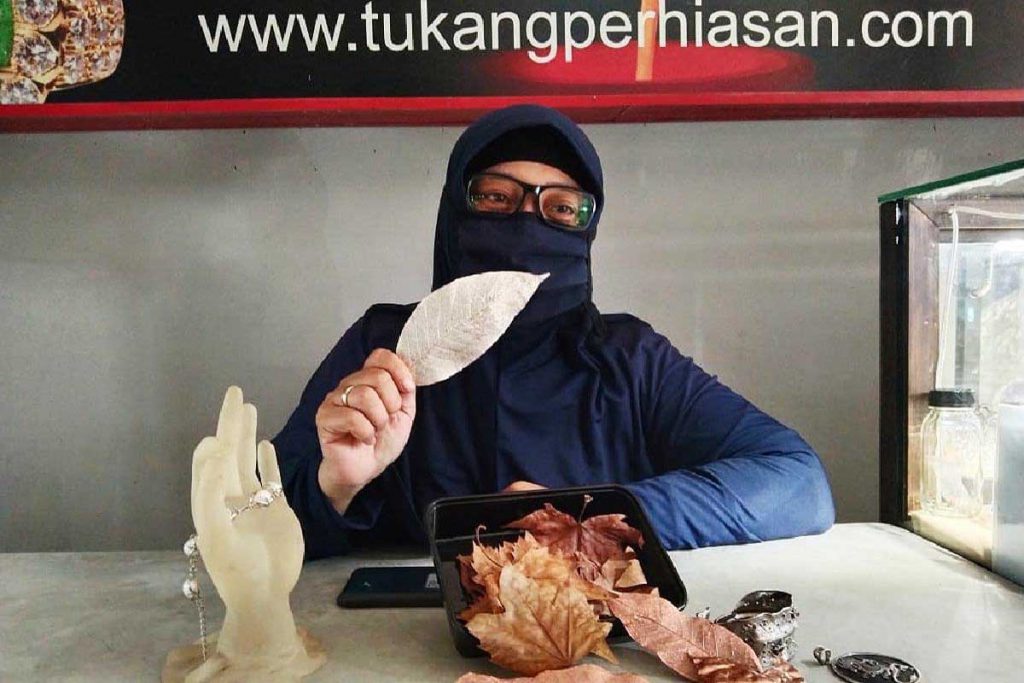 Pengrajin Electroforming Kota Malang, Wahyu Ratnasari SE. (ws1) - Electroforming Ubah Daun Jadi Logam Bernilai Jual Tinggi