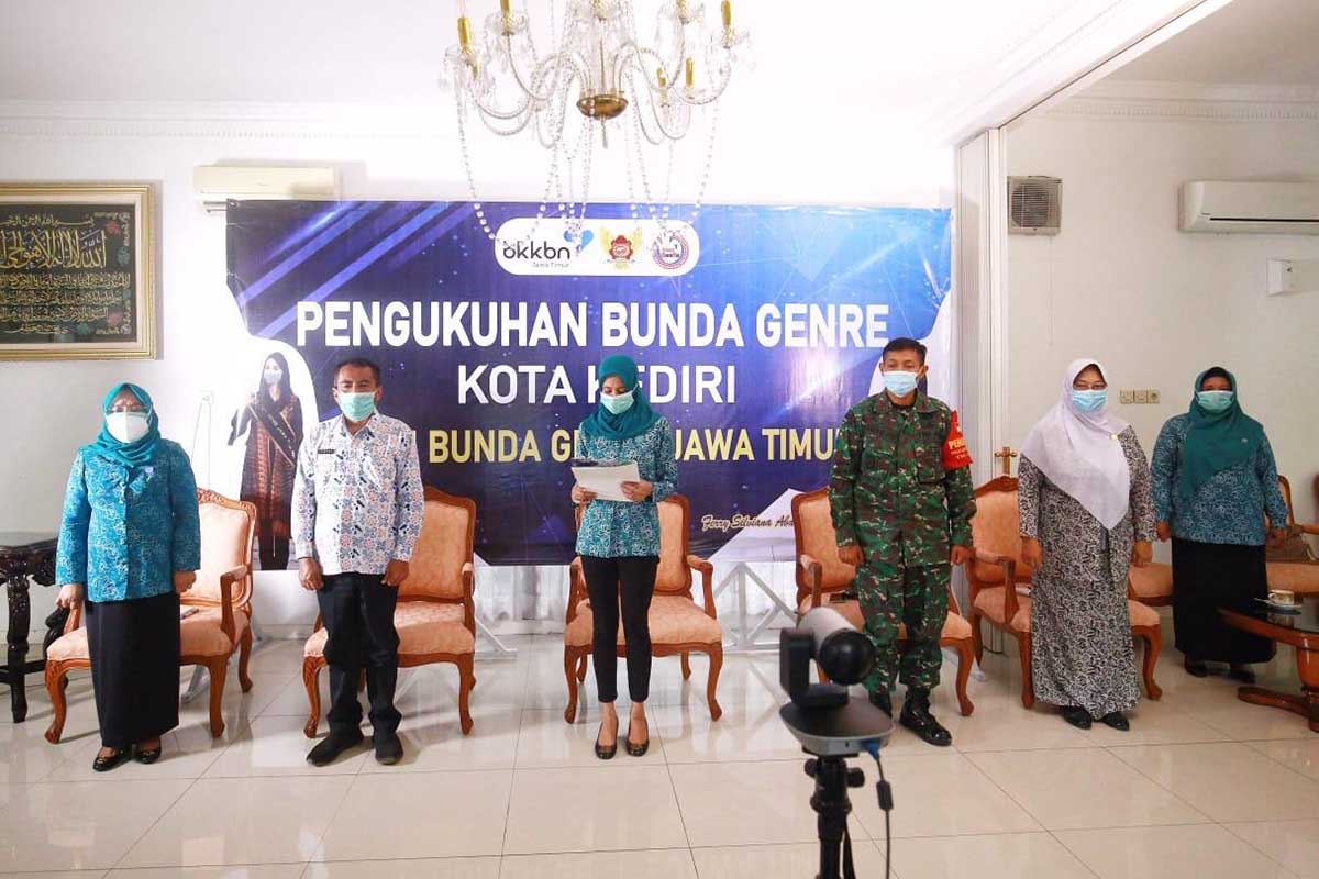 Pengukuhan dilakukan oleh Ketua TP PKK Provinsi Jawa Timur sekaligus Bunda GenRe Provinsi Jawa Timur Arumi Bachsin Emil Dardak, Selasa (9/3/2021) - Ferry Silviana Abu Bakar Dikukuhkan Menjadi Bunda GenRe
