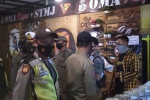 Pengunjung kafe diperingatkan tentang prokes dan penggunaan masker. (ist) - Forkopimcam Lowokwaru Himbau Penggunaan Maksimal Posko PPKM Mikro