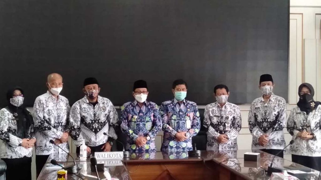 Pengurus PGRI bersama Walikota Malang. (ist) - Disaksikan PGRI, Walikota Malang Komitmen Nasib GTT dan PTT