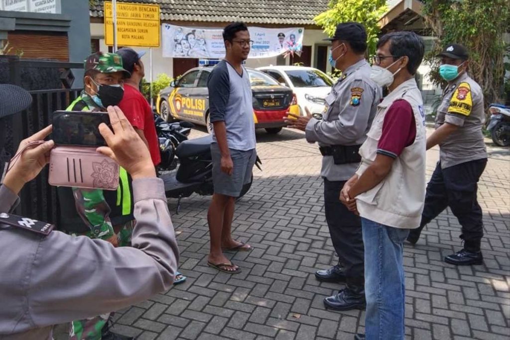 Penindakan terhadap pelanggar prokes. (ist) - PPKM Mikro Diperpanjang, TNI-Polri Tindak Lebih Tegas