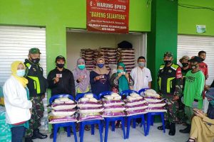 Penyaluran BPNTD Kelurahan Bareng. (ist) - Babinsa Klojen Kawal Penyaluran BPNTD