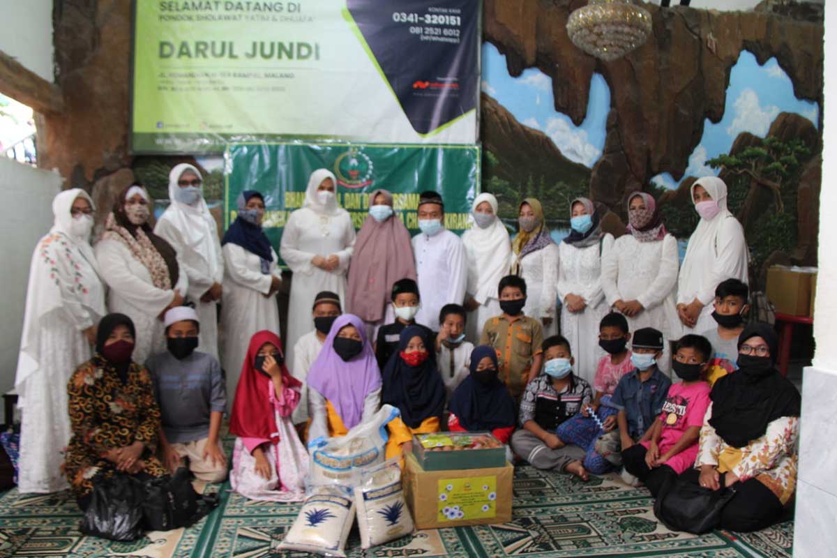 Penyerahan santuan dan sembako di Darul Jundi. (ist) - Persit KCK Cabang XL Kodim 0833 Laksanakan Baksos Dan Doa Bersama