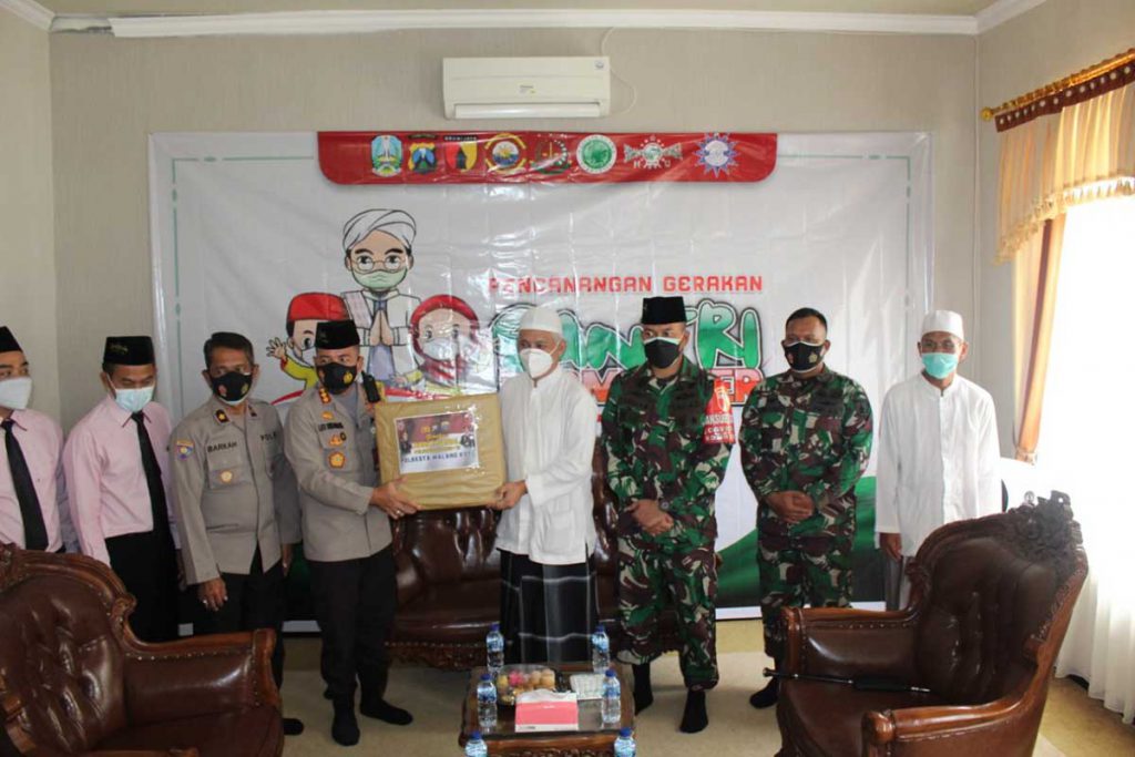 Penyerahan sembako kepada Ponpes Bahrul Maghfiroh. (ws1) - Gerakan Santri Bermasker, Role Model Prokes Masyarakat Sekitar Ponpes