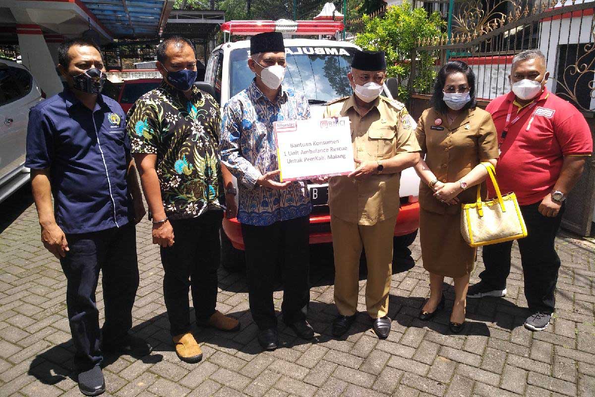 Penyerahan simbolis bantuan ambulans gratis. (rhd) - PWI Malang Raya Bakal Layanani Ambulans Gratis Bagi Orang Sakit