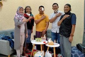Perwakilan Forum Warga Malang Kota menjenguk Bripka Eko Winardi. (ist) - Warga Malang Kota Doakan Kesembuhan Bripka Eko Winardi