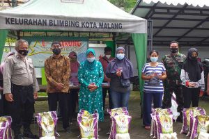 Perwakilan KPM BPNTD Blimbing menerima bantuan. (ist) - 106 KPM Kelurahan Blimbing Terima BPNTD Kota Malang