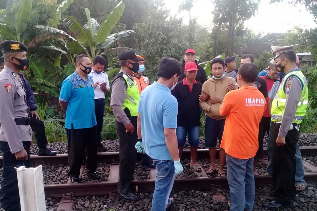 Petugas Kepolisian dan saksi mendatangi TKP dan melakukan pencarian keseluruhan potongan bagian tubuh korban - Depresi, Warga Sambiresik Tewas Tertabrak Kereta Api